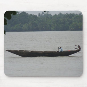 Boat op de rivier muismat
