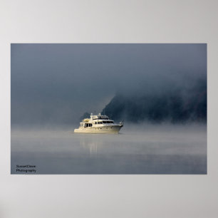 Boat op een fogische ochtend poster