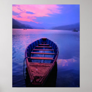 Boat op het Tranquil Lake bij Sunset Poster
