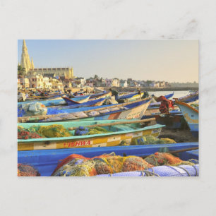 Boats die worden geraasd voor de visserij, de kerk briefkaart