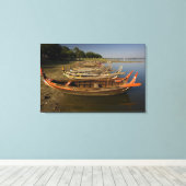 Boats op het meer tussen Kyauktawgyi Paya en Canvas Afdruk (Insitu (Houten vloer))