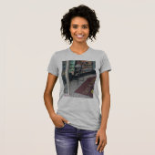 bodega kitties helping to restock t-shirt (Voorkant volledig)