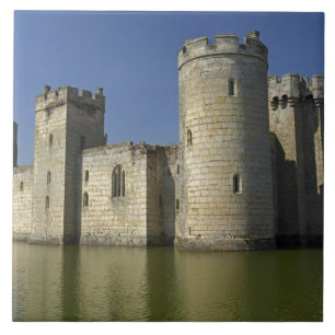 Bodiam Castle (1385), weerspiegeld in slotgracht,  Tegeltje
