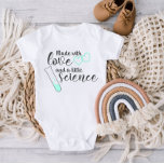 Body Aimer et science Citation FIV Monnaie verte Texte<br><div class="desc">Entrez dans le monde du charme adorable avec notre maillot de bain exclusif, où la magie de la création est magnifiquement capturée dans ce design charmant. Emblâmé par l'expression chaleureuse "Fabriqué avec amour et une petite science", ce design unique dévoile un conte de joie et d'émerveillement pour votre petit. Dans...</div>