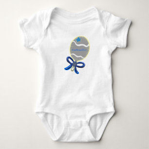 Body Baby Boy Blue Bow Rattle T-Shirt - Nom de la PERSO