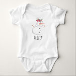 Body Baby Girls First Christmas Flower Snowman and Name<br><div class="desc">Ce design adorable présente un bonhomme de neige unique en couleur aquarelle portant une guirlande chrétienne,  ainsi qu'un espace pour personnaliser l'objet en utilisant le nom de votre petite fille. Le gardien parfait pour vous le premier Noël de votre petit !</div>