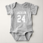 Body Baby Team Jersey Numéro et Monogramme<br><div class="desc">Habille ton petit ventilateur en esprit d'équipe avec ce maillot personnalisé ou t-shirt enfant ! Ajoutez le nom et le numéro de maillot de votre enfant pour créer une tenue mini-journée de jeu qui correspond à toute la famille. Utilisez les outils de conception pour customiser les couleurs de votre équipe...</div>