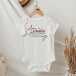 Body BARRY Rookie de l'année Sports de baseball<br><div class="desc">Ce maillot de bain comporte des lignes de dentelle de baseball mignonnes, une batte de baseball et une police de style rétro amusante avec les mots "rookie of the yaer". Ce maillot de bain est parfait pour une maman et un papa amateurs de sport d'être ou pour célébrer une fête...</div>