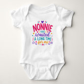 Body bébé coloré Nonnie a attendu (Devant)