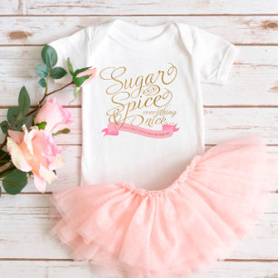 Body bébé en sucre et épices avec écriture rose et