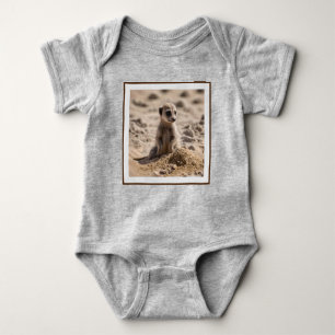 Body Bébé Meerkat Jouant Dans Le Sable,