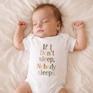 Body bébé mignon et drôle a besoin de sommeil