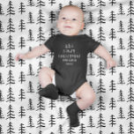 Body bébé moderne élégant premier noël<br><div class="desc">Le design de Noël du bébé. Motif d'arbre de Noël dessiné à la main avec espace pour le nom des bébés,  l'année et la photo et autres détails sur le dos. partie d'une collection.</div>