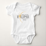 Body Black & Gold 2024 Texas Total Solar Eclipse<br><div class="desc">Voici notre t-shirt moderne Black & Gold 2024 Texas Total Solar Eclipse Custom T-Shirt, une pièce élégante et commémorative pour cet événement céleste rare. cette chemise capture l'élégance et l'excitation de l'éclipse solaire totale. Avec l'année 2024 courageusement affichée, ainsi que l'emplacement du Texas, il sert de garde intemporelle de ce...</div>