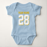 Body Bleu Blanc Bébé Football Jersey Sports Romper<br><div class="desc">Joli maillot de football pour bébé. Maman et papa adorent le sport. C'est naturel que le bébé aussi. Mignonne tenue de bébé en bleu, blanc et jaune or. Vous pouvez customiser le nom et le numéro du joueur sur l'avant et l'arrière du maillot. Pas seulement pour les fans de football....</div>