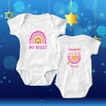 Body Chanukah mignon Menorah personnalisé Arc en ciel<br><div class="desc">Personnalisez le premier Chanukah Rainbow Menorah Chanukah de ce bébé. Bodysuit pour bébé Hanoukka. Le design populaire Rainbow qui se déplace pour devenir une Hanoukka/Chanukah menorah joyeuse sur le Reverse fera sûrement sourire tout le monde! Ce cadeau adorable est une façon amusante de célébrer un nouveau bébé et la fête...</div>