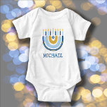Body Chanukah mignon Menorah personnalisée Rainbow Baby<br><div class="desc">Personnalisez le premier Chanukah Rainbow Menorah Chanukah de ce bébé. Bodysuit pour bébé Hanoukka. Le design populaire Rainbow qui se déplace pour devenir une Hanoukka/Chanukah menorah joyeuse sur le Reverse est sûr de faire sourire tout le monde! Ce cadeau adorable est une façon amusante de célébrer un nouveau bébé et...</div>
