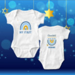 Body Chanukah mignon Personnalisé HEBREW Menorah Arc en<br><div class="desc">Personnalisez le premier Chanukah Rainbow Menorah Chanukah de ce bébé. Bodysuit pour bébé Hanoukka. Le design populaire Rainbow qui se déplace pour devenir une Hanoukka/Chanukah menorah joyeuse sur le Reverse fera sûrement sourire tout le monde! Ce cadeau adorable est une façon amusante de célébrer un nouveau bébé et la fête...</div>