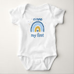Body Chanukah mignon Personnalisé HEBREW Menorah Arc en<br><div class="desc">Personnalisez le premier Chanukah Rainbow Menorah Chanukah de ce bébé. Bodysuit pour bébé Hanoukka. Le design populaire Rainbow qui se déplace pour devenir une Hanoukka/Chanukah menorah joyeuse sur le Reverse est sûr de faire sourire tout le monde! Ce cadeau adorable est une façon amusante de célébrer un nouveau bébé et...</div>