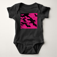 Chauves-souris noires en vol rose