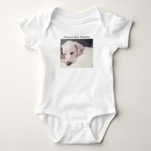 Body Chien blanc mignon dormant paisiblement bébé corps