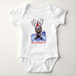 Body Christmas Reindeer Baby Tee<br><div class="desc">Joyeux Noël, Ya ! Le mignon Reindeer s'est affairé pour la saison avec un chapeau de santa sur la tête sur le devant de la chemise et une couronne sur le cul sur le dos. L'avant dit Joyeux Noël, Ya! et est personnalisable pour express votre propre salutation de vacances. Cet...</div>