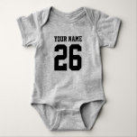 Body Coutume maillot de bébé de sport gris<br><div class="desc">maillot de football personnalisé numéro maillot bébé combinaison / costume de corps avec rayures athlétiques. Vêtements de bébé sport personnalisés pour les garçons et les filles en bas âge. Crampante personnalisable d'une pièce avec le nom du nouveau-né. Idée cadeau pour 1er anniversaire ou fête baby shower. Sporty à manches rayées...</div>