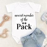 Body Dernier Membre De L'Amoureux des chiens Pack<br><div class="desc">Dernier Membre Du Pack ! Ajoutez votre meilleur chien et votre nouveau chien de garde dans la maison accueillante de votre nouveau bébé avec ces vêtements de bébé mignons. "Nouveau Membre du Pack" avec empreintes de pattes et coeurs. Ce costume amoureux des chiens pour bébé sera un favori! DROIT D'AUTEUR...</div>