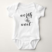 En valeur le costume de corps de bébé d'attente