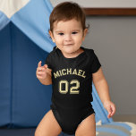 Body Enfant Garçon Nom fille Jersey Numéro Sport Coton<br><div class="desc">Créez votre propre personnalisation, personnalisée, cool, taille unisexe, moderne, stylisée typographie / police / script, monogrammed nom du joueur jersey numéro classe noir, 100% peigné anneau coton filé super doux une pièce / bodysuit / bébé creper, avec EasyTear™ étiquette, une bande de cou qui est conçu pour un enfichable, et...</div>