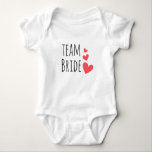 Body Épouse d'équipe<br><div class="desc">Design génial avec la citation "Team Bride" et trois coeurs rouges. Idée de tenue géniale et drôle pour une fête de bachelorette ou pour la fête de mariage.</div>