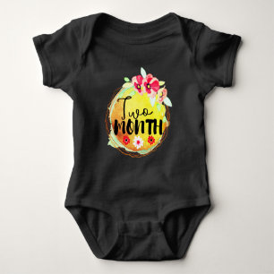 Body Étiquette de bébé de deux mois à motif floral