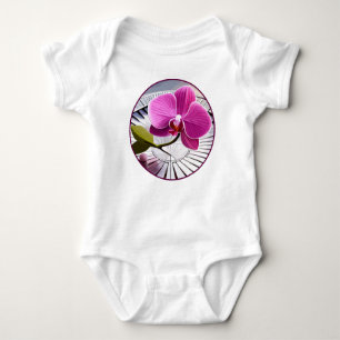 Body Exquise orchidée rose repose sur une plaque d'arge