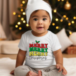 BODY FESTIVE RETRO MERRY CHRISTMAS FAMILLE<br><div class="desc">Préparez-vous à célébrer la première SAISON de VACANCES de VOTRE BÉBÉ avec notre super cool T-SHIRT! . La formulation se lit "MERRY MERRY MERRY CHRISTMAS" dans une combinaison moderne de police rétro et manuscrite. Toutes les couleurs sont modifiables</div>