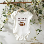 Body Football garçon première année bas 1er anniversair<br><div class="desc">Accrochez-vous avec vos amis et vos proches - c'est l'heure du jeu ! Rassemblez-vous pour fêter votre 1er anniversaire. Ce design comprend un football aquarelle avec une typographie sportive amusante.</div>