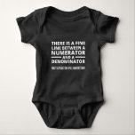 Body Funny Math FINE LIGNE NUMÉRATEUR DENOMINATEUR<br><div class="desc">Cadeau pour un professeur de mathématiques,  un professeur de mathématiques,  un mathématicien,  toute personne qui aime les maths. Un cadeau pour une majeure en mathématiques. Il y a une fine ligne entre un numérateur et un dénominateur - Seule une fraction comprendra !</div>