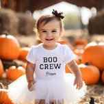 Body Halloween monogramme de l'équipage de bateau<br><div class="desc">Gardez-le mignon et simple cette saison éffrayante avec cette chemise pour enfants Halloween monogrammée! Avec un design minimaliste "Boo Crew", vous pouvez le personnaliser avec le nom de votre enfant et choisir parmi des t-shirts, des sweatshirts ou des costumes pour bébé, parfaits pour les enfants de tous âges. Idéal pour...</div>