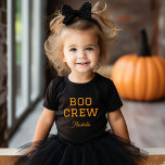 Body Halloween monogramme de l'équipage de bateau<br><div class="desc">Gardez-le mignon et simple cette saison éffrayante avec cette chemise pour enfants Halloween monogrammée! Avec un design minimaliste "Boo Crew", vous pouvez le personnaliser avec le nom de votre enfant et choisir parmi des t-shirts, des sweatshirts ou des costumes pour bébé, parfaits pour les enfants de tous âges. Idéal pour...</div>