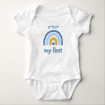 Body Hanoukka Cute Personnalisé HEBREW Menorah Arc-en-c<br><div class="desc">Personnalisez le premier Chanukah Rainbow Menorah Chanukah de ce bébé. Bodysuit pour bébé Hanoukka. Le design populaire Rainbow qui se déplace pour devenir une Hanoukka/Chanukah menorah joyeuse sur le Reverse est sûr de faire sourire tout le monde! Ce cadeau adorable est une façon amusante de célébrer un nouveau bébé et...</div>
