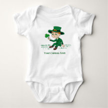 Joli dessin animé leprechaun avec shamrock et arc-