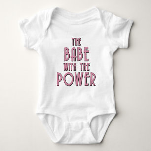 Body Le bébé avec la puissance