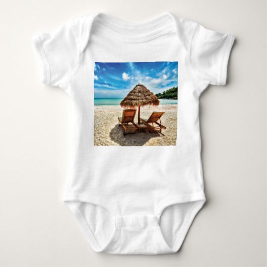 Body Lounge on beach throw pillow (Devant)