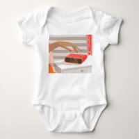 Main de femme appuyant sur le bouton de snooze du 