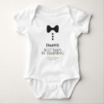 Body Meilleur homme en formation Mariage Cravate noire<br><div class="desc">Cette pièce amusante pour bébé est conçue comme une faveur ou des bébés mariés. Le design se compose d'une image d'une cravate à arc noir et de trois boutons sur un arrière - plan blanc. Le texte dit Best Man in Training, et a un endroit pour entrer son nom ainsi...</div>