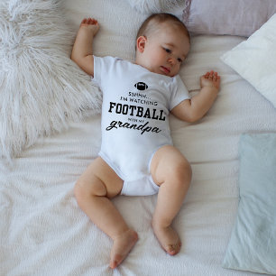 Body Mignon à regarder un match de football avec grand-
