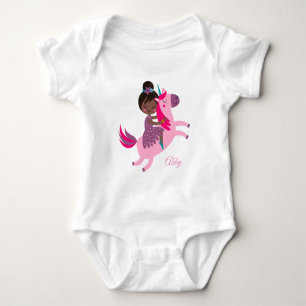 Body Mignonne Black Haired Girl équitation sur une lico