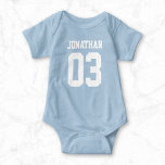 Body Nom personnalisé Numéro Baby Sport Jersey Bodysuit<br><div class="desc">Créez votre propre maillot de bain de football personnalisé avec nom et numéro personnalisés. Un rameper de sport personnalisable unisexe, qui est une idée de cadeau mignon pour les garçons et les filles nourrissons ou nouveau-nés. Ce sport pour enfants branché convient à tous les sports, y compris le football, le...</div>