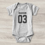 Body Nom personnalisé Numéro Baby Sport Jersey Bodysuit<br><div class="desc">Créez votre propre maillot de bain de football personnalisé avec nom et numéro personnalisés. Un rameper de sport personnalisable unisexe, qui est une idée de cadeau mignon pour les garçons et les filles nourrissons ou nouveau-nés. Ce sport pour enfants branché convient à tous les sports, y compris le football, le...</div>