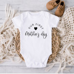 Body Notre première mère Jour bébé<br><div class="desc">Un design "notre première fête des mères" avec un coeur,  parfait pour la 1ère Fête des Mères de votre petit !</div>