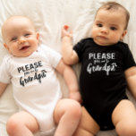 Body Passez-moi à Grand-père Funny Grand-père pour être<br><div class="desc">Magnifique costume de bébé pour grand-père à être! Un design enchanteur avec le texte ludique : 'Passez-moi à grand-père s'il vous plaît.' Le cadeau parfait pour célébrer la joie de grand-père!</div>